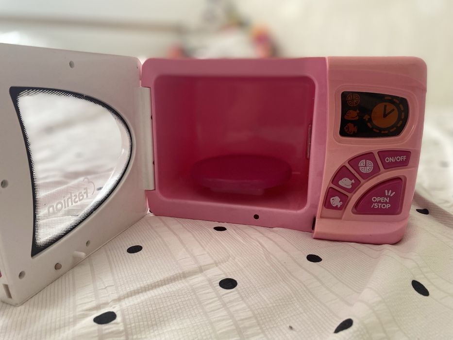 Мікрохвильова піч зі світло-звуковим ефектом