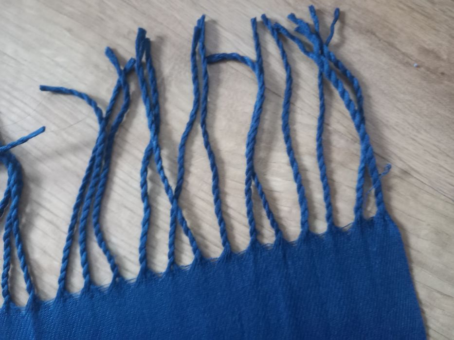 Szeroki szalik granatowy z frędzlami Avon