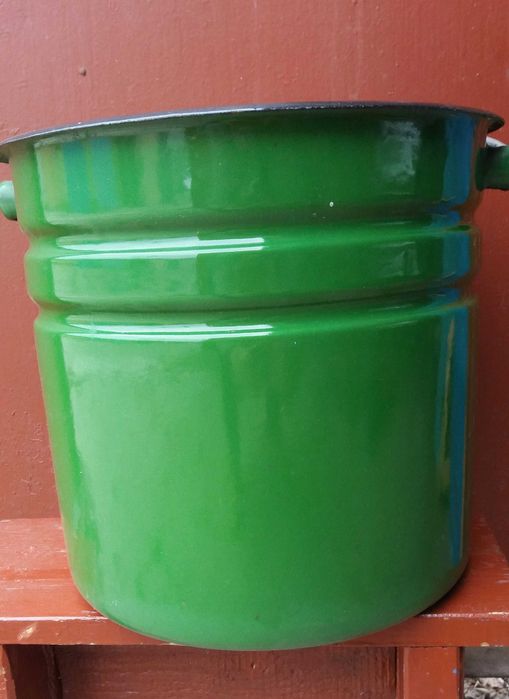 Ведро эмалированное.