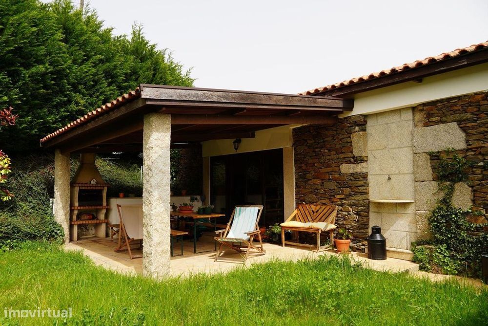 Moradia Rústica T4,  Vinha do Porto, área total de 8963m2. Garagem Box