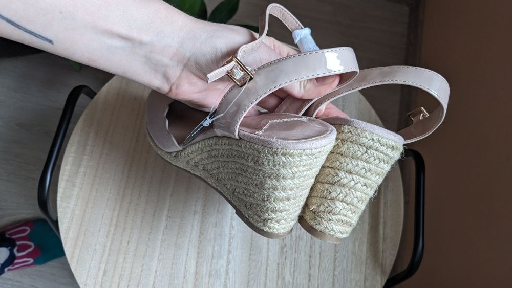 Босоніжки туфлі на танкетці 38