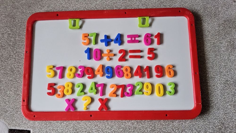 Доска двухсторонняя с цифрами.