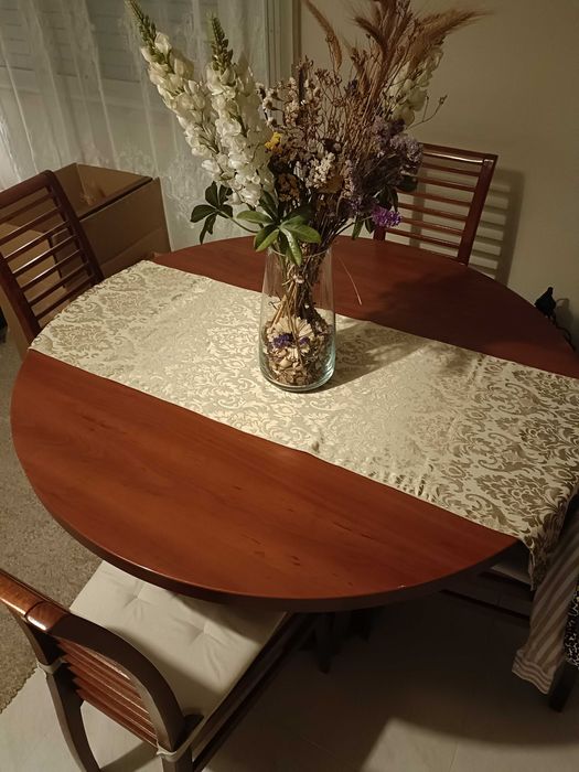 Mesa de sala extensivel e 4 cadeiras
