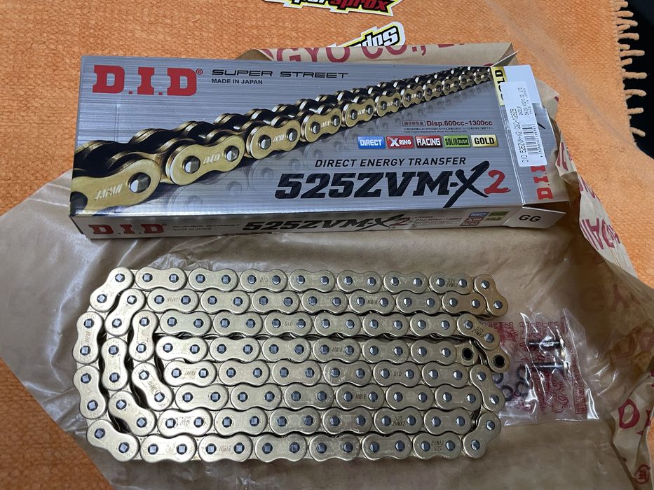 Corrente Super reforçada D.I.D 525 com 130 elos cor de Ouro