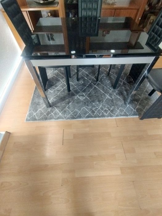 Mesa de vidro para sala de jantar + 4 cadeiras