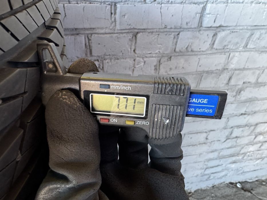 Майже нові літні шини Bridgestone 215/60 R17