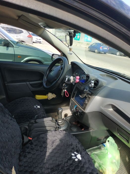 Продам фиесту газ.бенз.не крашена не одна деталь.кузов оцинкован.стекл