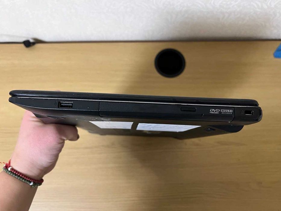 Asus X550L intel core i5-4200U 4Gb HDD700Gb АРТЕФАКТИ на ЕКРАНІ