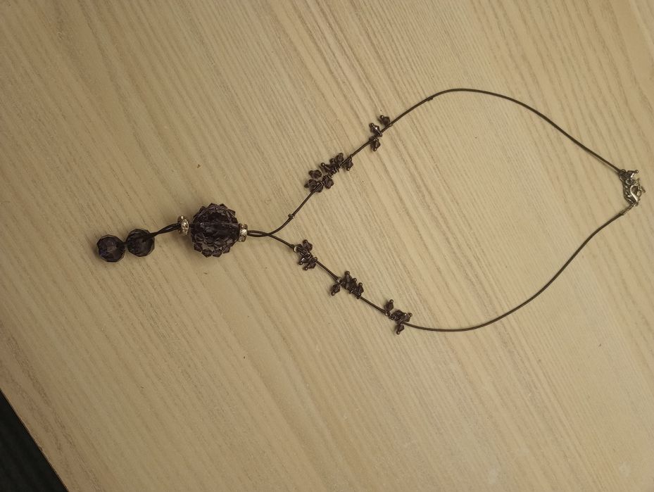 Wisiorek z fioletowym kamieniem