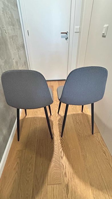 2 Cadeiras Estofadas Cinzentas (com a costura e pés na cor preta)