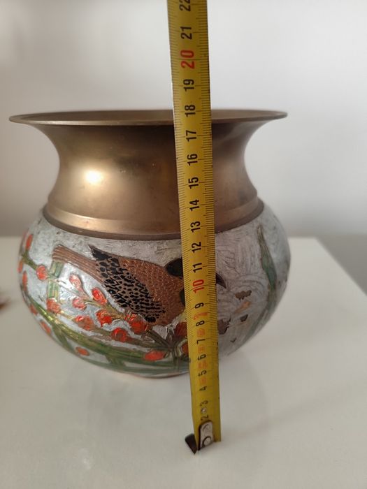 Conjunto de artigos em porcelana, bronze e biscuit.