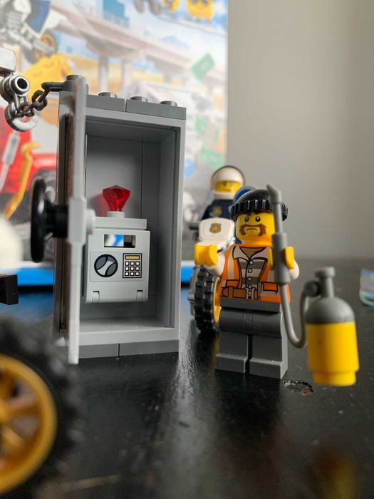 LEGO City Police : 60137 : Camião Reboque em Dificuldades