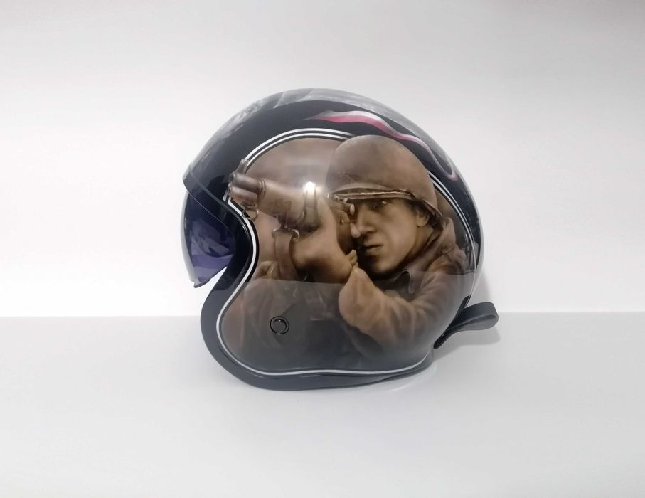 Kask otwarty malowany aerografem.