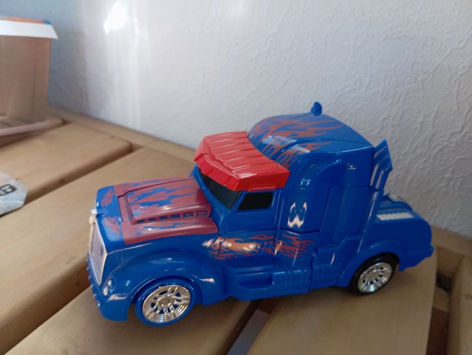 Машинка транформер,часи з транформером