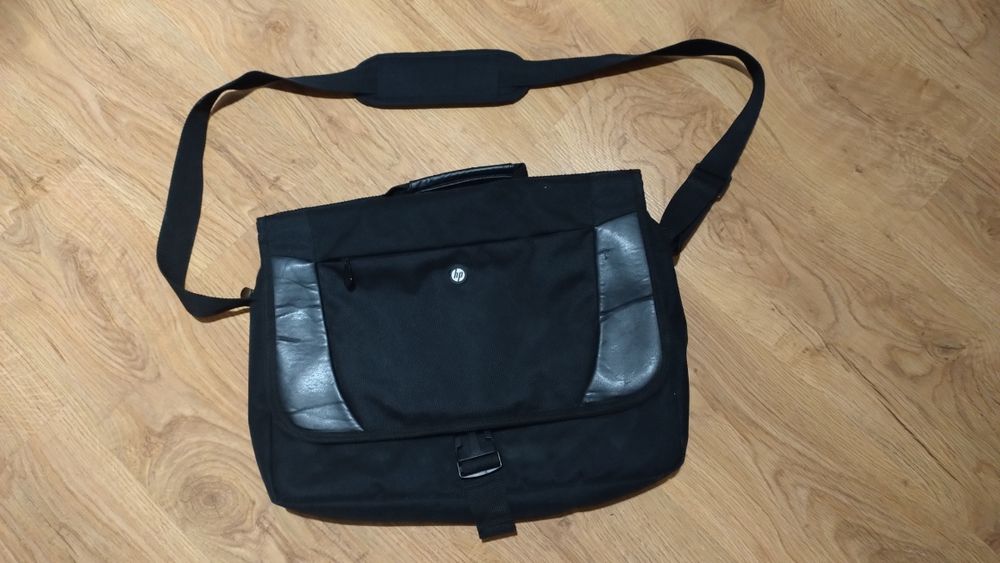 Czarna torba na ramię na laprop laptopa