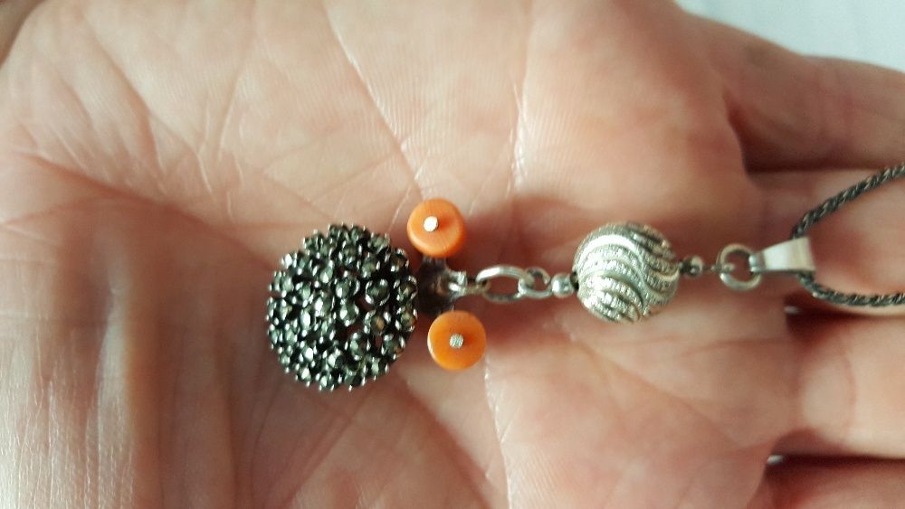 wisior maska wisior z perlami