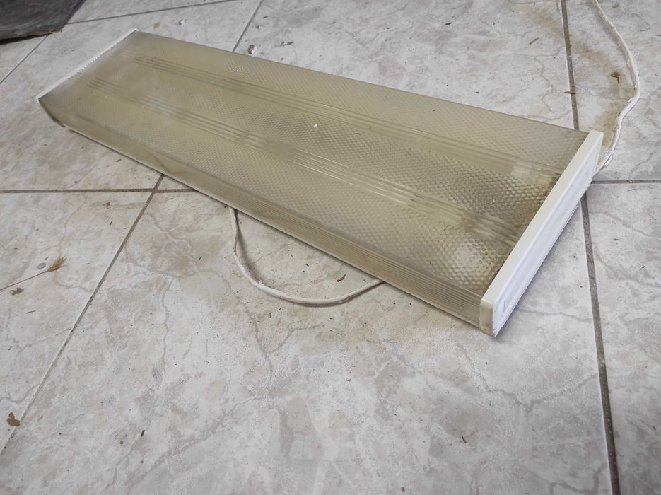 Candeeiro de tecto/Armadura de Iluminação (60cm) – Ideal para Cozinha ou Garagem