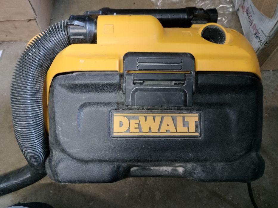 Odkurzacz DeWalt DCV584L nie reaguje na prąd