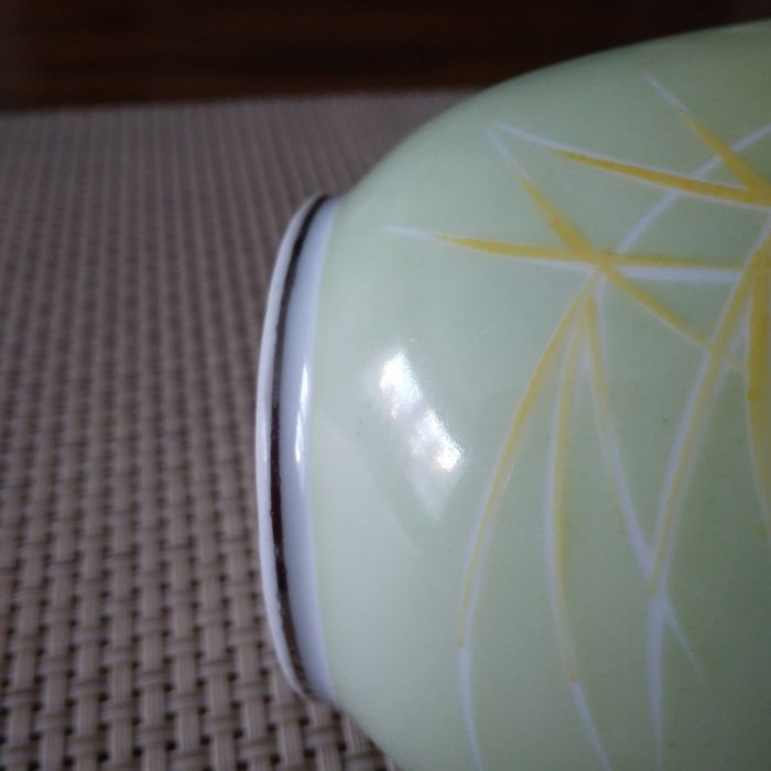 Stary porcelanowy wazonik