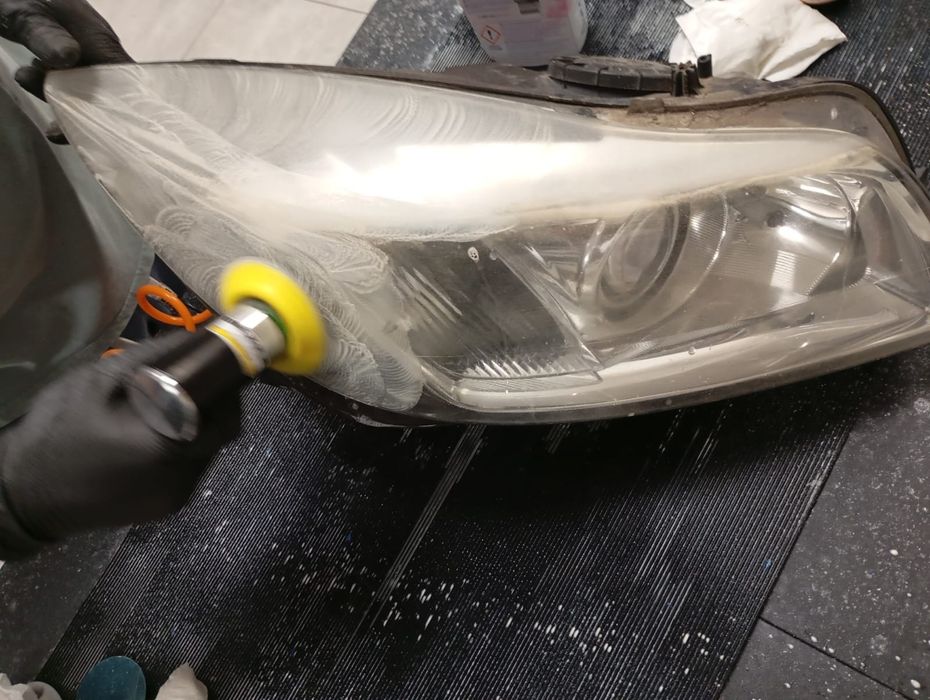 Regeneracja i naprawa  reflektorów samochodowych