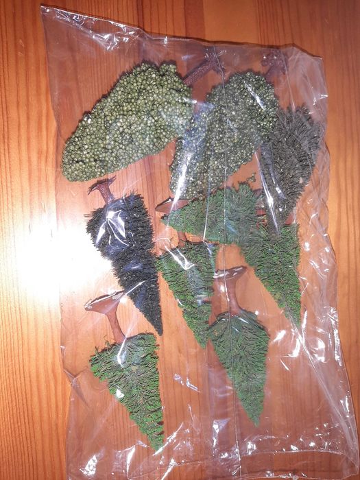 Pack de árvores para modelismo ferroviário