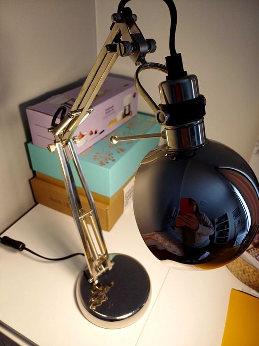 Candeeiro de secretária muito bom.