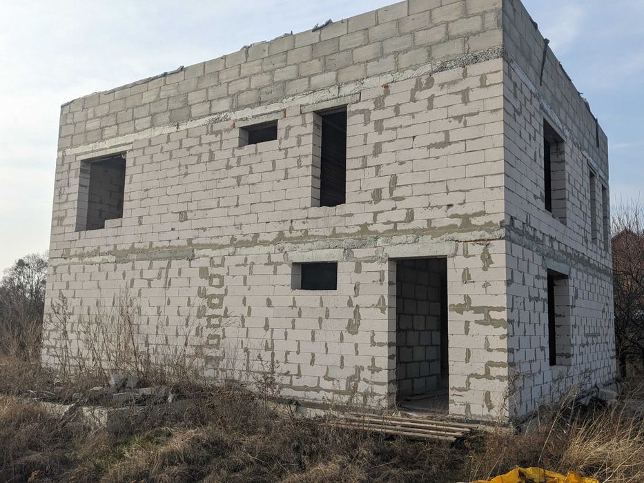 Двоповерховий капітальний будинок