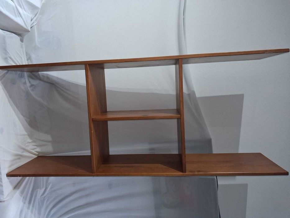 Estante de madeira natural