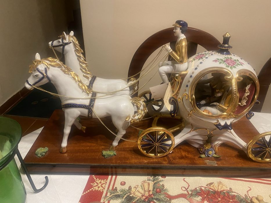 Carruagem com figuras em porcelana