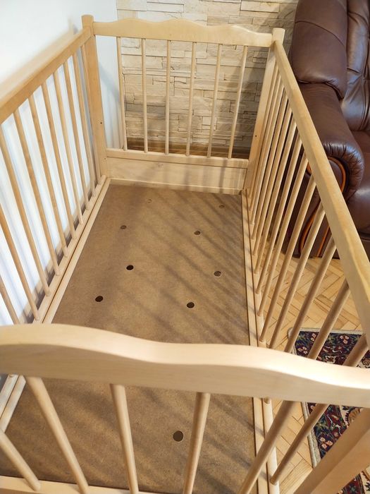 Łóżeczko drewniane dla dziecka.