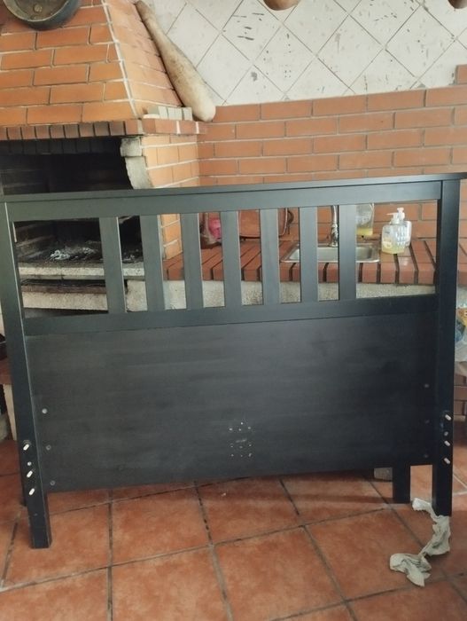 Cama com estrado como nova cor preta