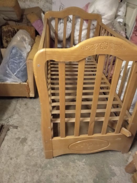 Продам дитяче ліжечко та розкладний столик