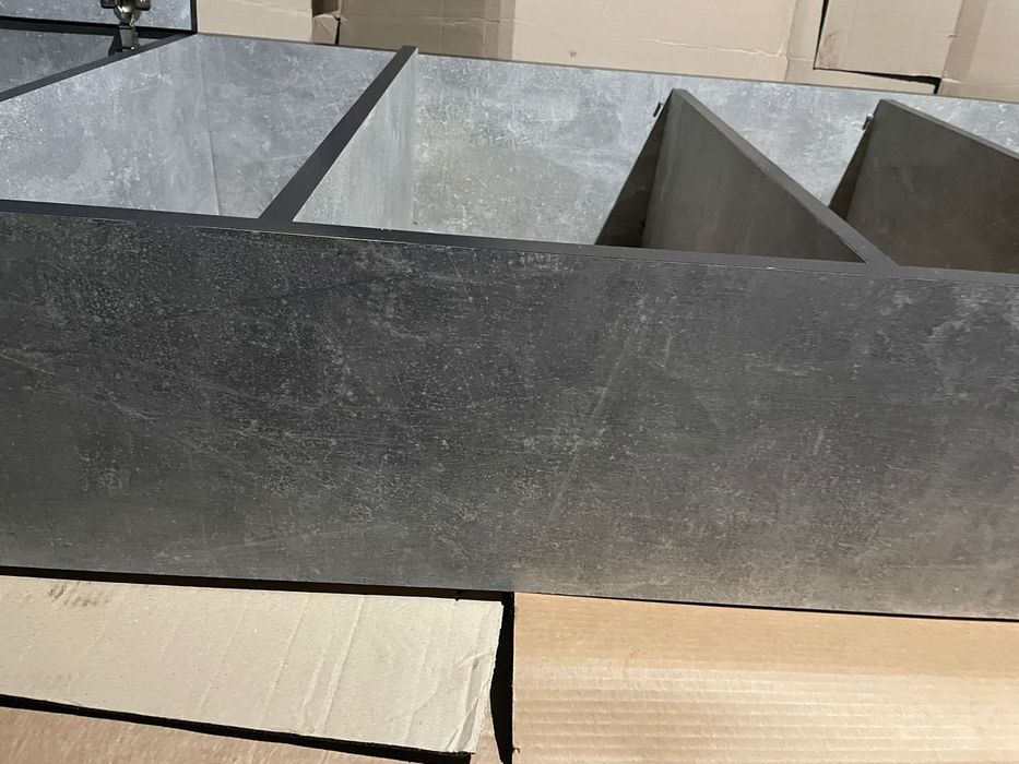 шафа з полицями та дверцями