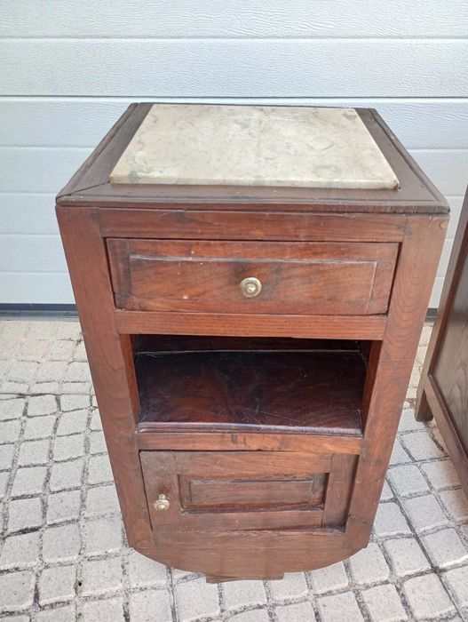 Mesas de cabeceira antigas com tampo em mármore