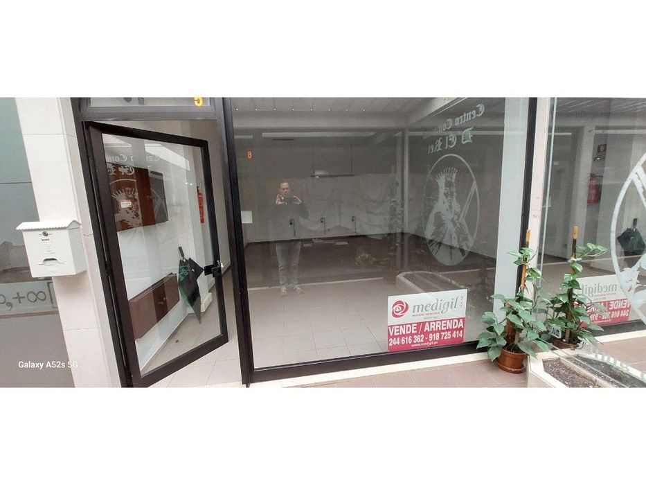 Loja para comércio no centro da Vila de Monte Real