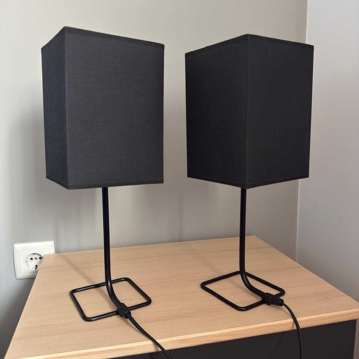 2 candeeiros de mesa pretos