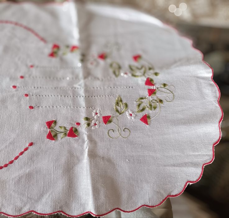 Caminho de mesa oval e sete guardanapos linho branco com bordado