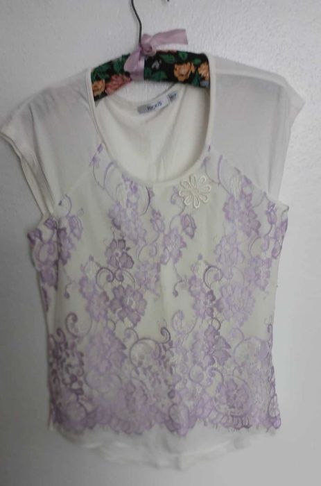 Blusa branca e lilás