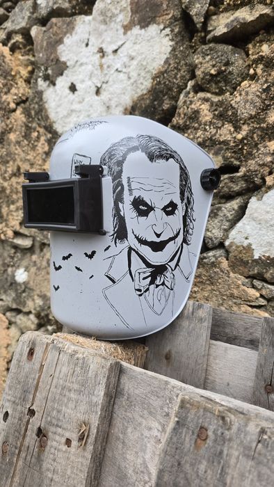 Máscara de soldar pintada à mão