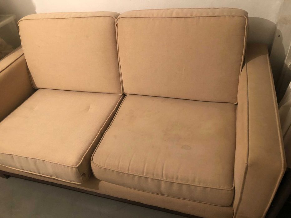 sofá estilo inglês com pés de madeira