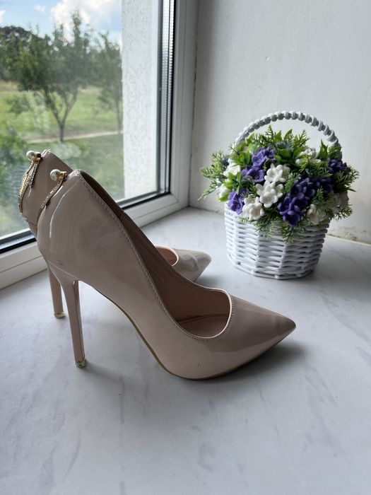 Бежеві туфлі 37 розміру