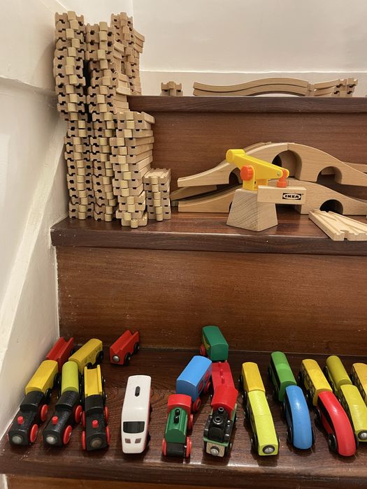 Conjunto de peças de comboios de madeira