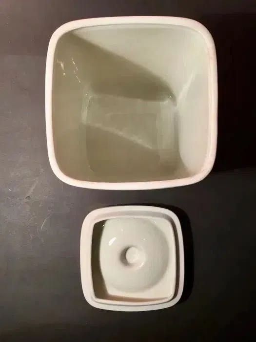 C. F. VIANA - caixa de porcelana antiga - 20 x 12,5 x 12,5 cm/s