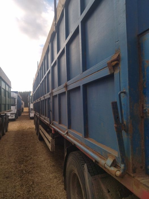 Бортовий зерновоз на повному ходу