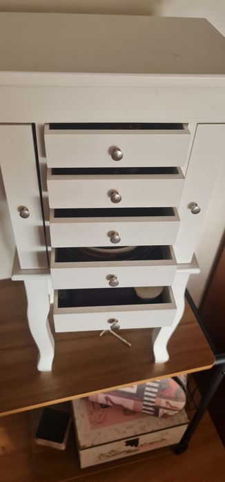 Mesa de cabeceira com porta joias