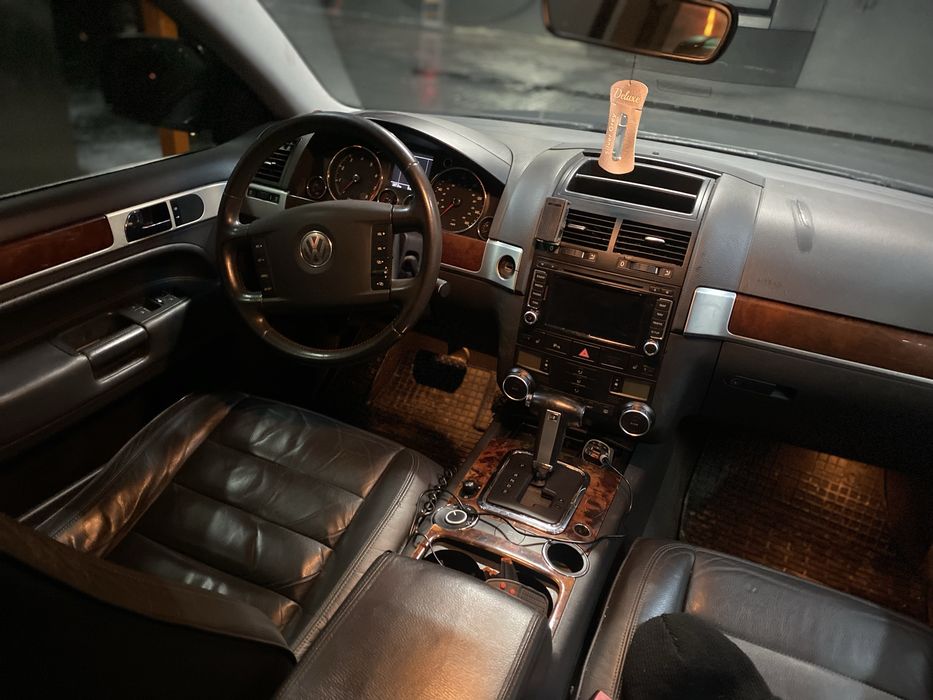 Пишите предлагайте обмен, рассмотрю варианты. 

(временный учет). Хорошая Страховка на пол года. 

Туарег 2006 год, 3.6 v6 бензин на пружинах, высокий клиренс, 4х4 хорошая проходимость, 280 л.сил, кожа, полный електро пакет. Акпп 6 ступеней + режимы. Автомат работает хорошо ! Двигатель так же!. Живая подвеска. Без ключевой доступ. Хорошая комплектация, кожаные сидения, подогрев, память сидений, електро регулировка руля. 

Крашен в раптор, нюансы на фото. Торг не большой.  Возможен обмен на дроны (Мавик: 3 про, 3Т с вашей доплатой) либо количество. Битые так же интересны. 

Возможен обмен на авто по Тп либо с документами с вашей доплатой.  Либо К на К, пишите договоримся , (привилегия дроны Мавики).