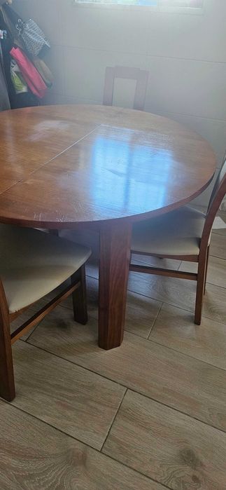 Mesa extensível  em Cerejeira com 5 cadeiras