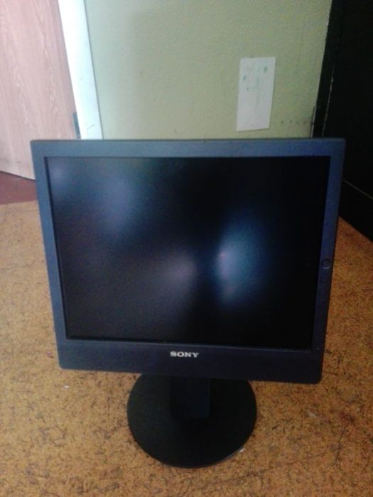 Sony brand LFT LCD color computer monitor working properly.64552375237249120