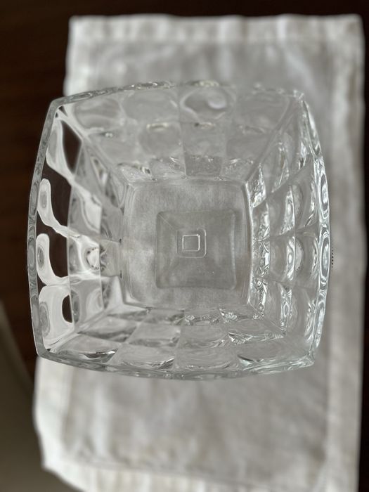 Taça com pé, quadrada, produzida com o melhor vidro. 20cms lado. Novo