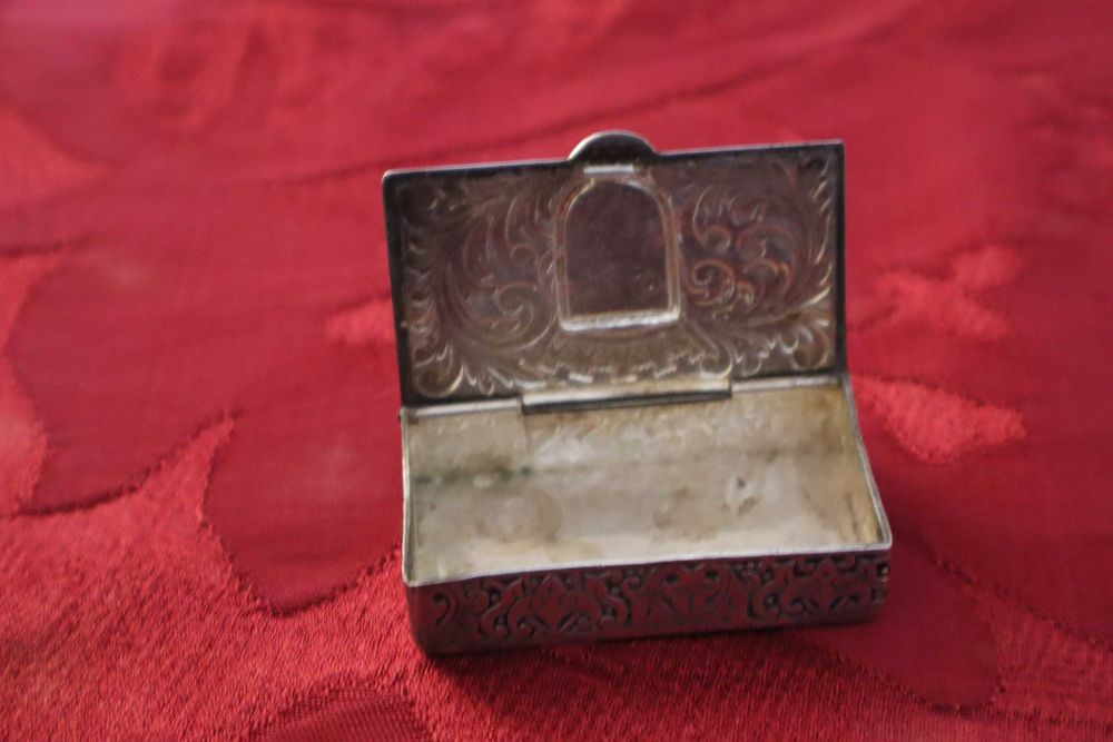 Caixa de rapé ou de comprimidos em metal prateado e esmalte